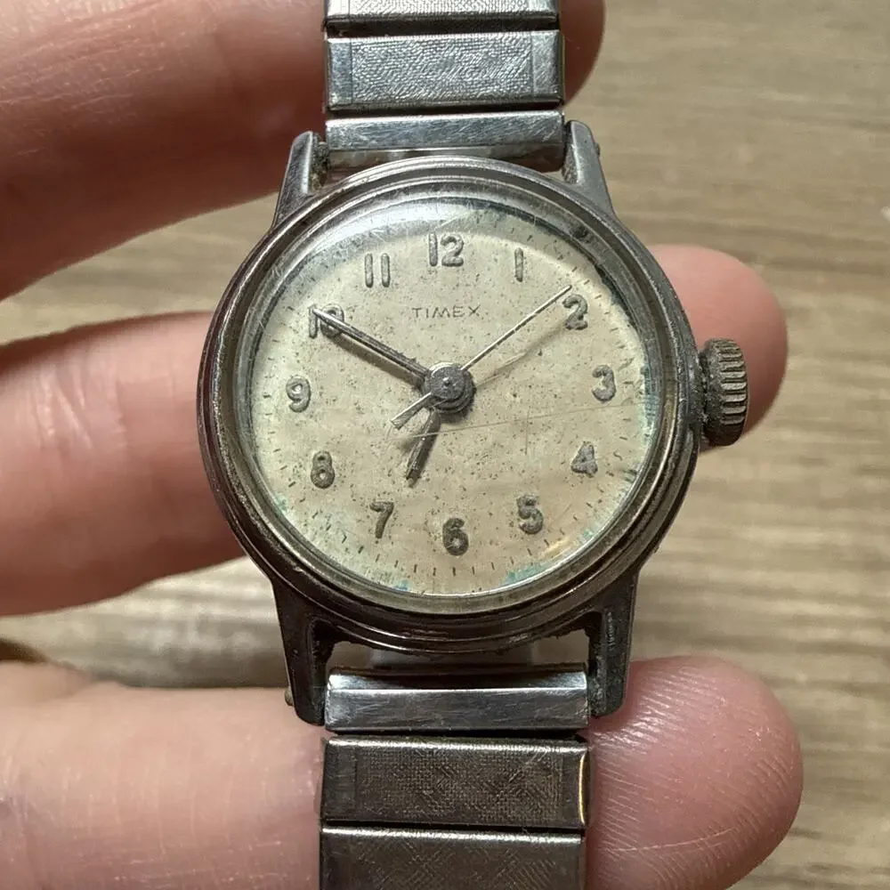 Vintage Timex Women’s silver vintage watch L2
